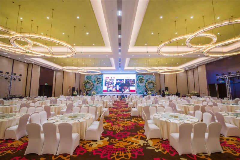 宴会礼堂怎么选用桌椅？